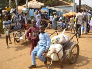 enfants au marché 